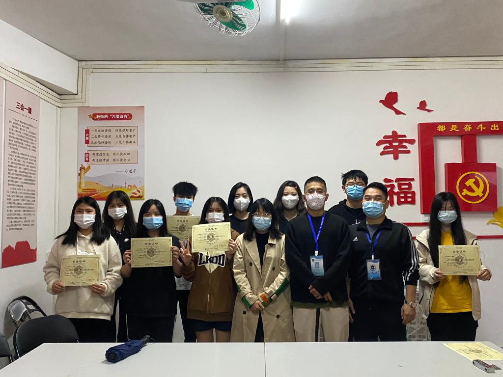 获奖班级合照 获奖班级合照