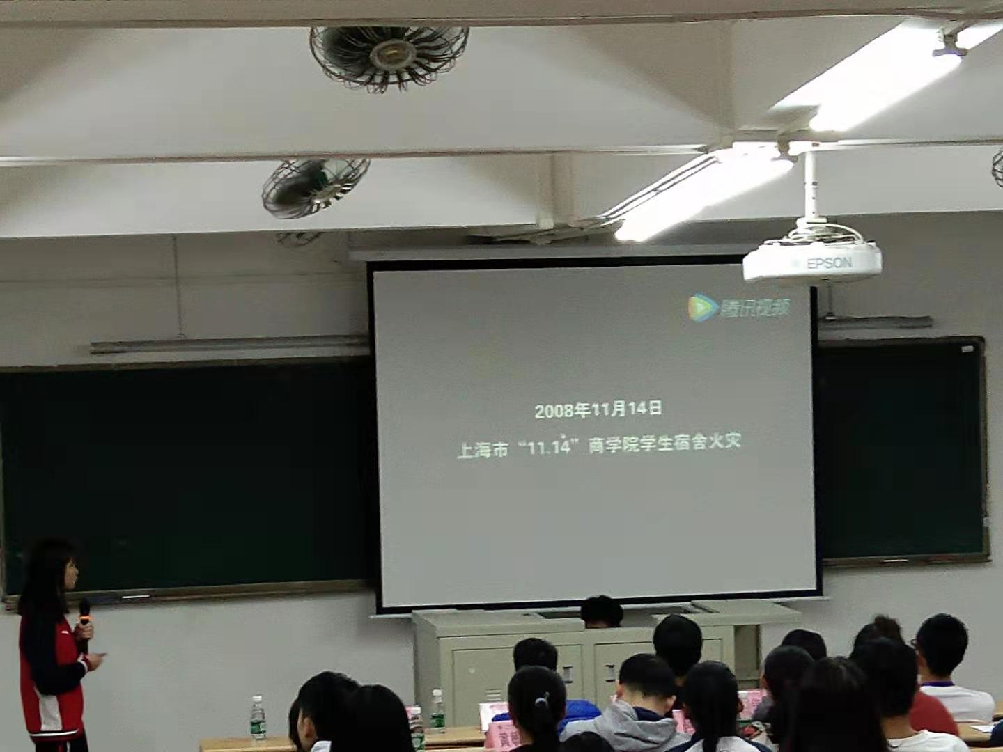 徐敏仪老师进行宿舍安全讲解 徐敏仪老师进行宿舍安全讲解