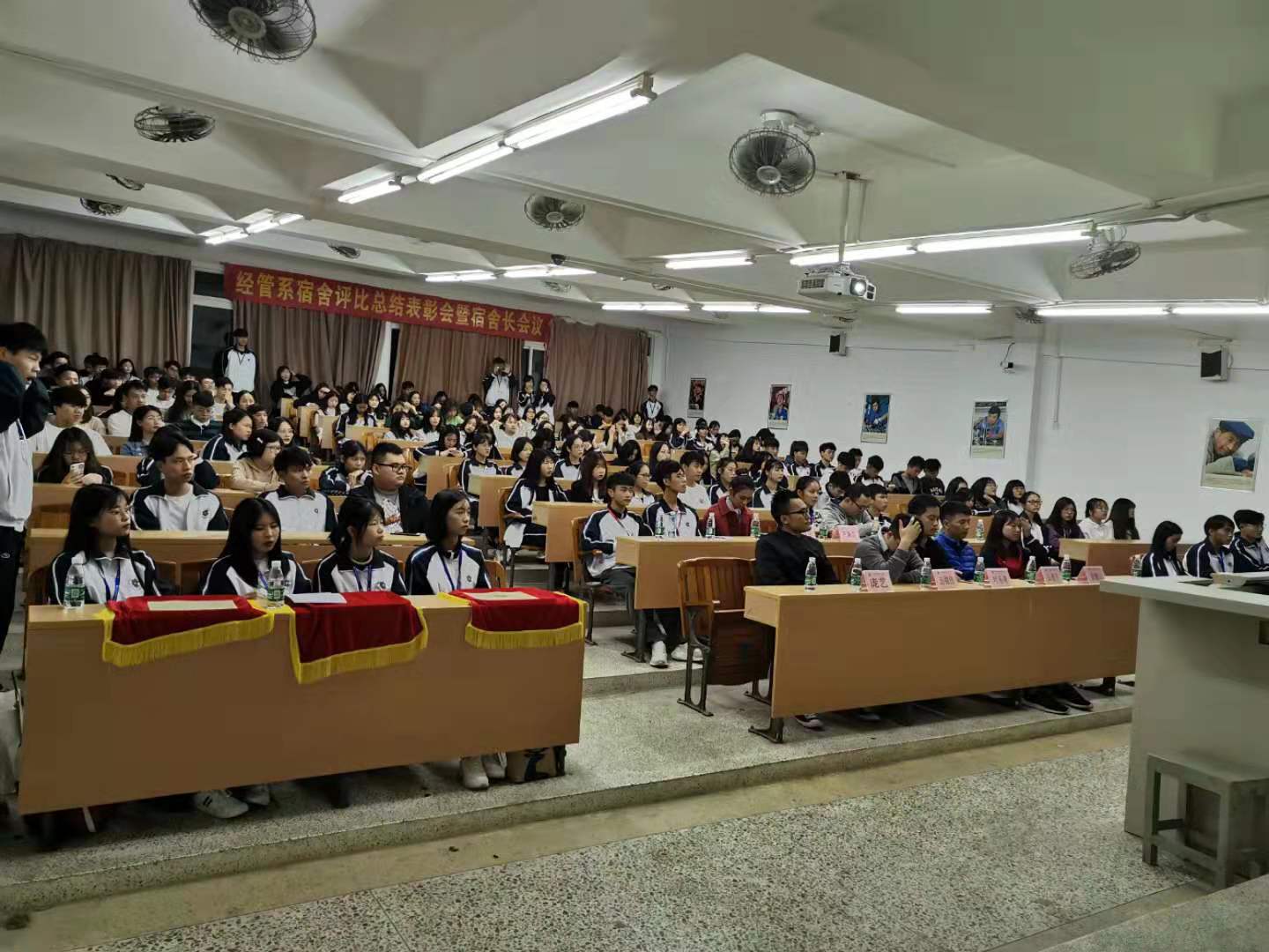 学生认真听讲 学生认真听讲