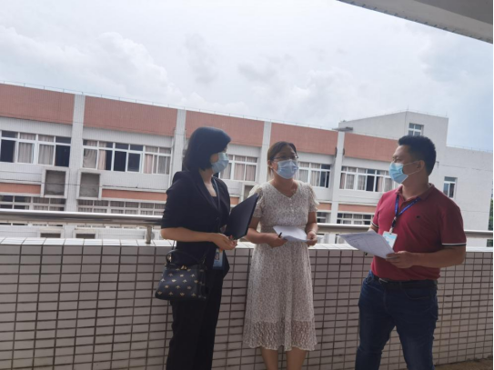 与被听课教师课间交流 与被听课教师课间交流