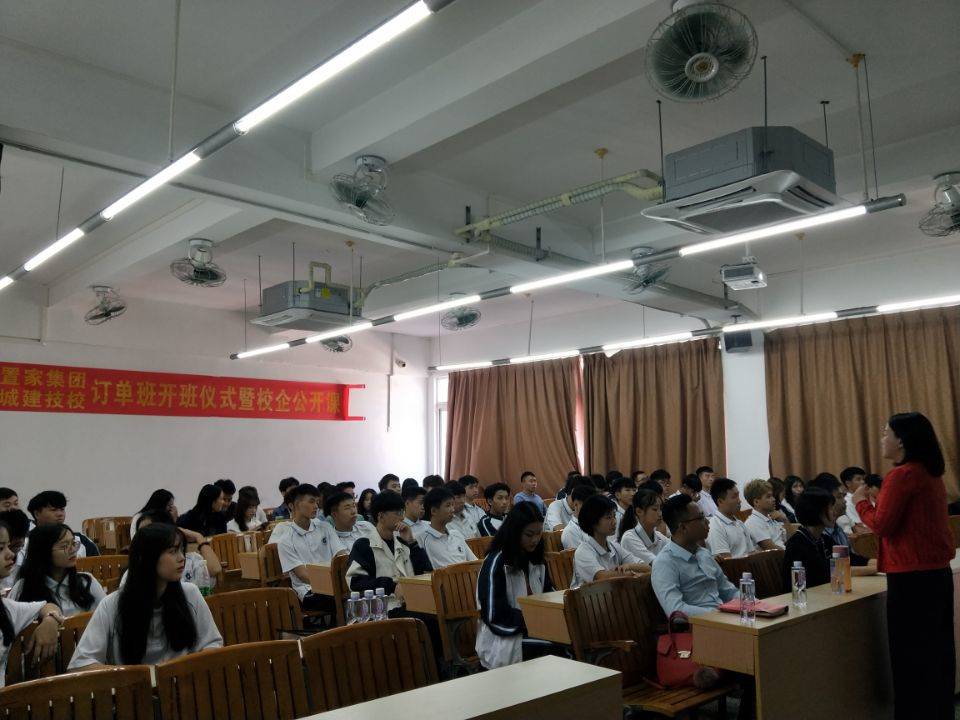 学生倾听 学生倾听