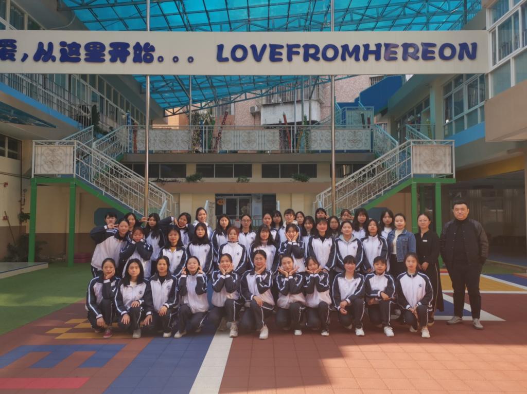 带队老师李晨与学生合影 带队老师李晨与学生合影
