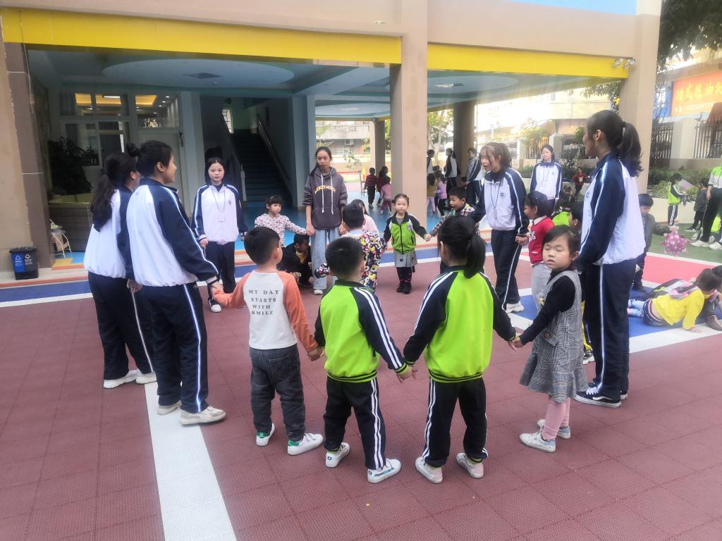 学生与幼儿户外活动 学生与幼儿户外活动